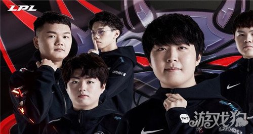 西蒙斯惨遭 西蒙斯惨遭